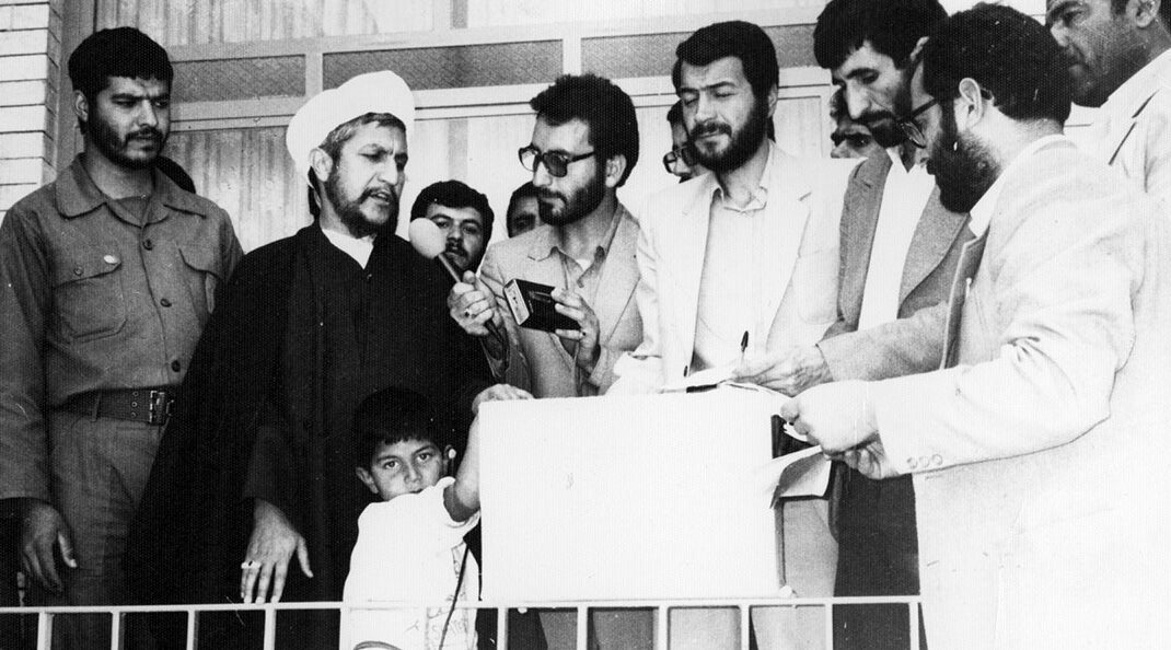 دستور امام به دادستان کل کشور ؛ در اموری که حافظ حقوق جامعه و اقتصاد کشور است به هر شکل می دانید می توانید عمل کنید