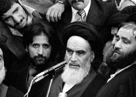 امام خمینی: انقلاب ایران ملی نیست، اسلامی است/ حذف اسلام از کنار جمهوری، خیانت به ملت!